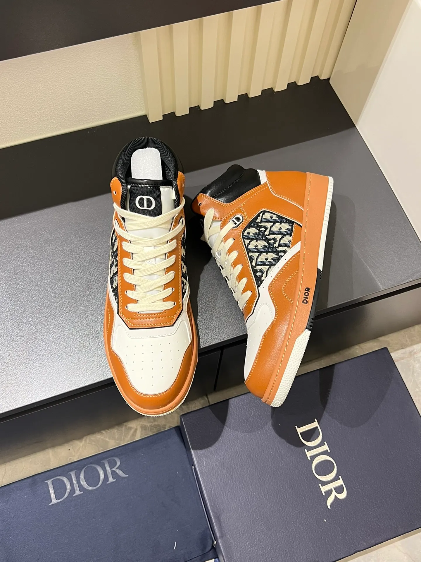 Men's shoes 💰p460 "Dio*" mid-top B27 casual sneakers. This B27 high-top sneaker is a new product in the series and continues Di*r's classic style. Crafted from gray and white smooth calf leather with beige and black Oblique print panels on the sides. The "CD Icon" shaped shoelace eyelets are clever and delicate, and the two-color rubber sole, rear collar and heel are all equipped with the brand's iconic details to enhance the style. Oblique printed straps at the ankle allow for an adjustable fit to complement the overall design. Fashionable and versatile, it can complement any look. Create an exquisite design with unique dynamic vitality and modern atmosphere, presented in low-top and high-top styles. This new must-have shoe adds a new dimension to Dior's archive heritage, embodying modern elegance. Purchase the original version and make it 1:1. If you need top quality, please come to me! Male 38-44!